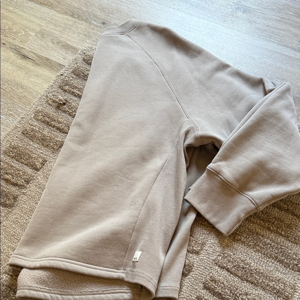 Women’s Vuori crew neck- thick sweatshirt.
